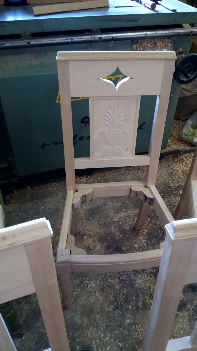 Chaise polychrome en cours de réalisation