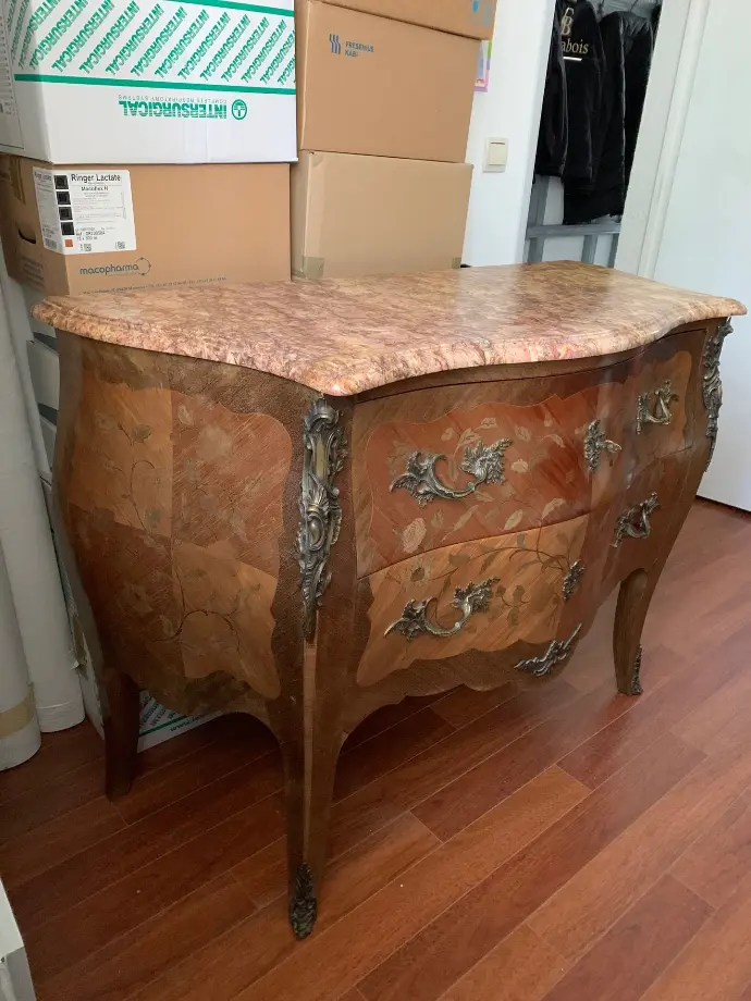 Commode ayant besoin de restauration.  Terne, délavé