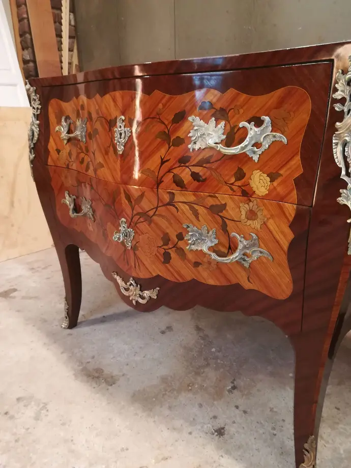 Commode avec marqueterie restaurée et polie